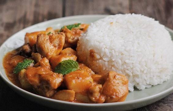 Curry Chicken on Steamed Rice / 咖哩雞片飯